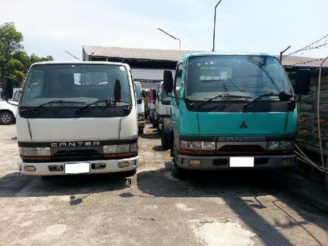 ขายถูก รถบรรทุก 4 ล้อ MITSUBISHI CANTER มีทะเบียน ไม่ติดเวลา