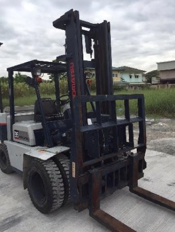 ขายรถ Forklift KOMATSU FD35N-5 เครื่องยนต์ดีเซล, เกียร์ออโต้, ขนาด 3.5 ตัน พร้อมใช้งานค่ะ