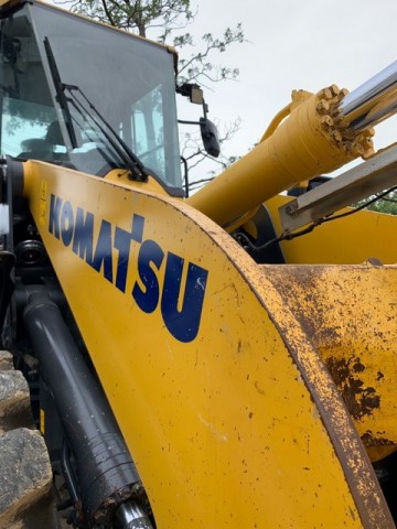 ขายรถตัก KOMATSU WA320-8 ยางตัน มีไมโครโฟนสำหรับสื่อสารกับภายนอก สภาพสวย สนใจติดต่อ 0927826142