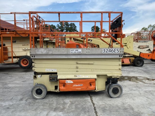 ขายรถกระเช้า JLG ขากรรไกร 3246ES สูง 9.68 เมตร มือสอง ปรับสภาพแล้ว พร้อมใช้งาน