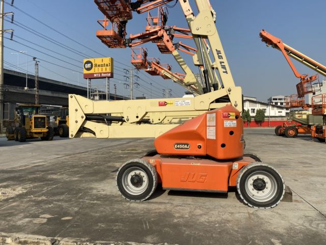 ขายรถกระเช้า JLG บูมข้อศอก E450AJ สูง 13.72 เมตร มือสอง