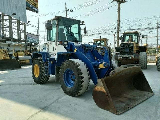 มาใหม่ WA100-5 ยีห้อ KOMATSU เครื่องยนต์ KOMATSU 4D102 4 สูบ 97 แรงม้า ขนาดยาง 26.9-24 เก๋ง แอร์เย็น ขนาดบุ้งกี๋