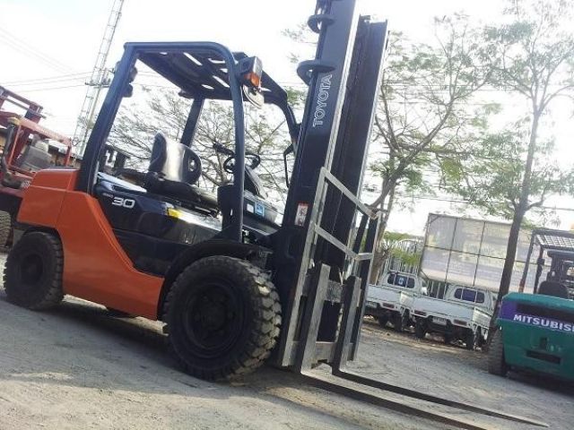 Forklift 3.0T TOYOTA 8FD30 Diesel 2Z Auto ยกสูง 4.0 mm. รถยกฟอร์คลิฟท์