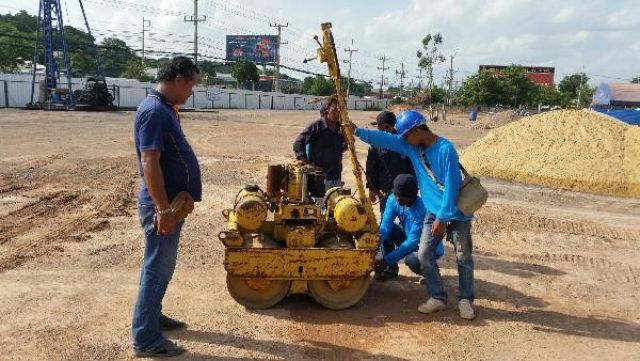 tractor-backhoe ส่งรถบดเดินตาม ไปลงก่อสร้าง ปั๊ม ปตท ที่สระบุรี ครับ