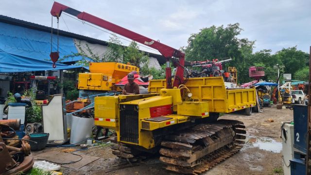 ขาย รถบรรทุกตะขาบ ดั๊มเปอร์ ติดเครน 3 ตัน แทรคเหล็กสามเหลี่ยม KOMATSU ดีเซล 4 สูบ ใช้ในสวนปาล์มเกษตร