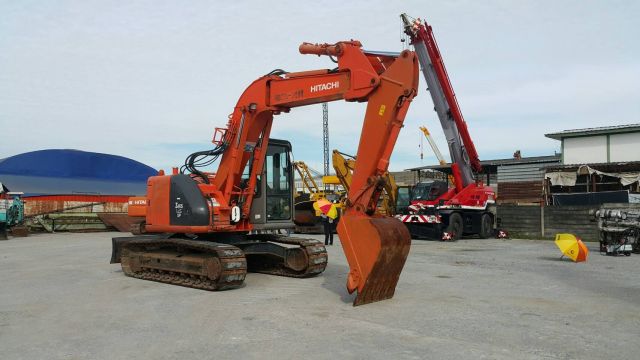 HITACHI ZX135UR ราคาสุดพิเศษเพียง 900,000 บาท