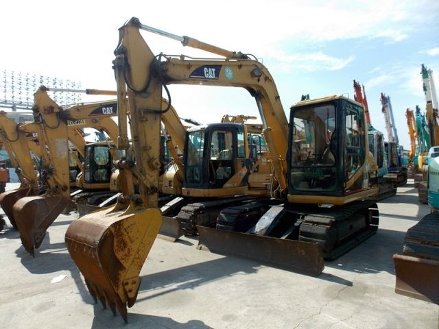 CAT 307B มีผานดัน ลายหัวเจาะ แผ่นยางรองแทรค