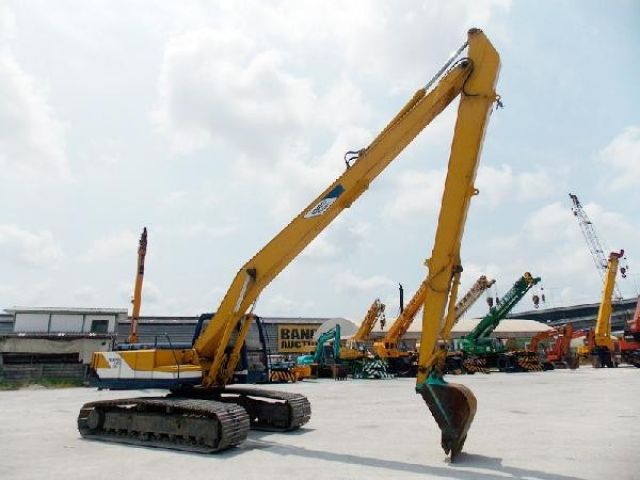 ขายรถแบคโฮ บูมยาว KOBELCO SK200LC-1-YQ01861