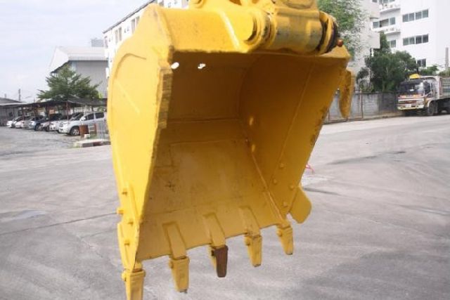 KOMATSU PC200-8