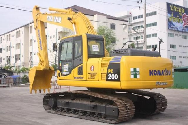 KOMATSU PC200-8